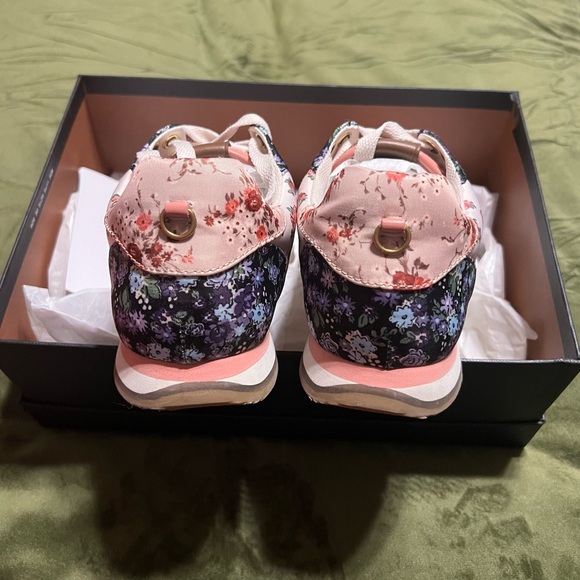 Coach Sneakers - Picture 5 of 8